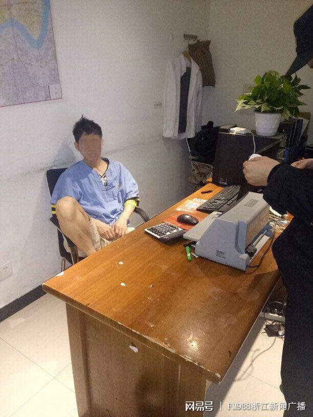 我打算出来问警官要路费…男子洗了三天霸王浴进了拘留所